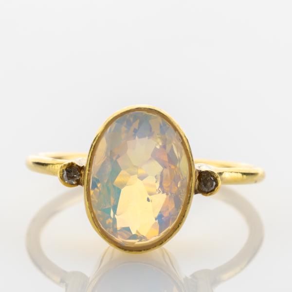 18k gold ring with an opal and 0.04ct diamonds