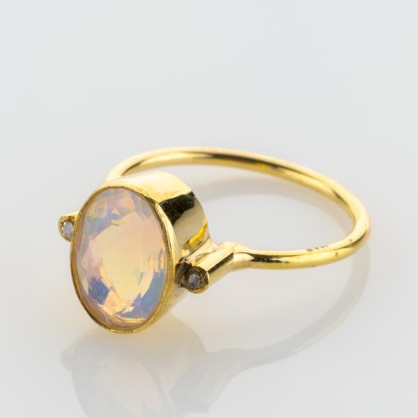 18k gold ring with an opal and 0.04ct diamonds
