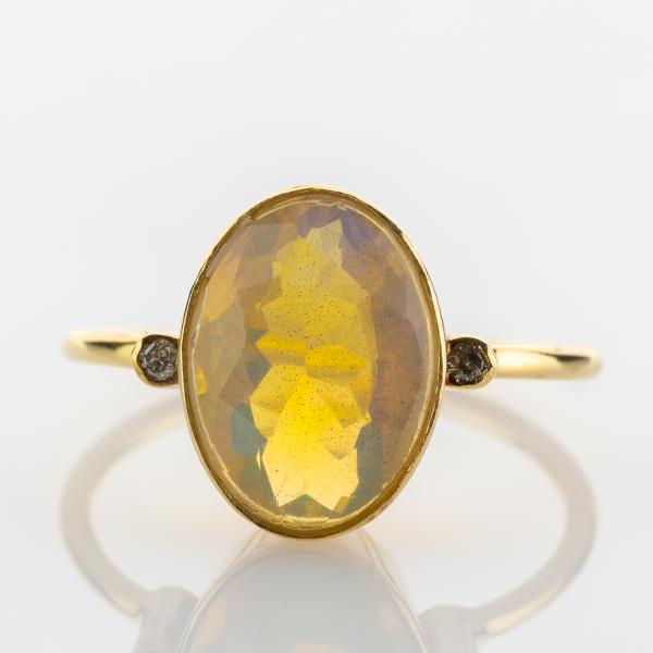 18k gold ring with an opal and 0.04ct diamonds