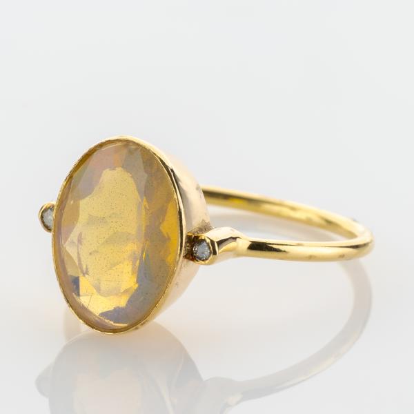18k gold ring with an opal and 0.04ct diamonds