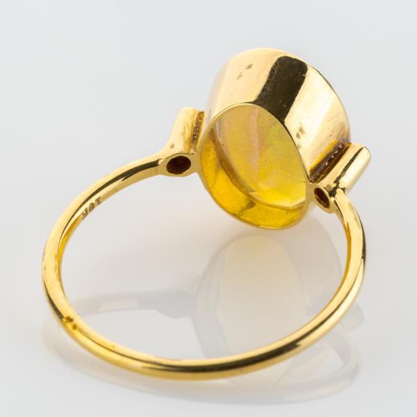 18k gold ring with an opal and 0.04ct diamonds