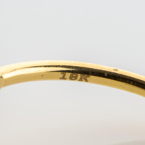 18k gold ring with an opal and 0.04ct diamonds