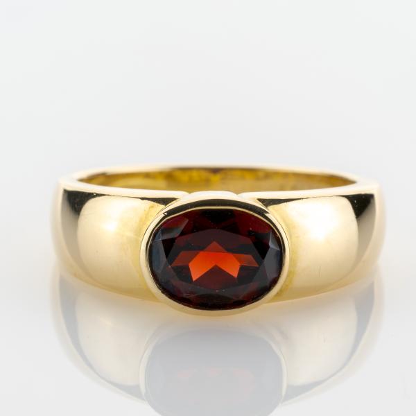 Ring aus 585er Gold mit Granat
