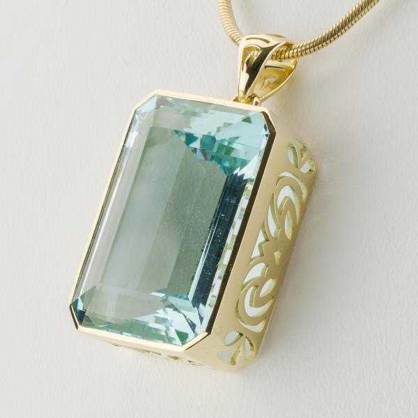 14k gold pendant with an 45.22ct aquamarine