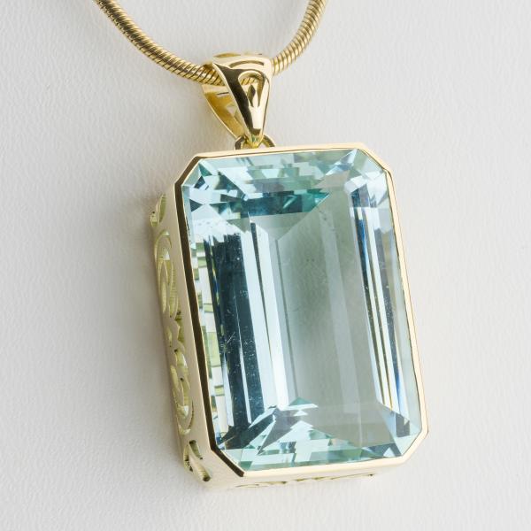14k gold pendant with an 45.22ct aquamarine