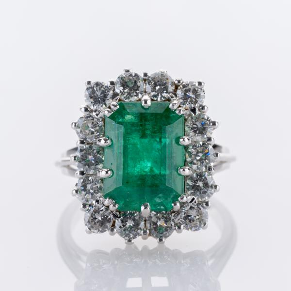 Ring aus 750er Weißgold mit 5 ct Smaragd und 1,4 ct Brillanten