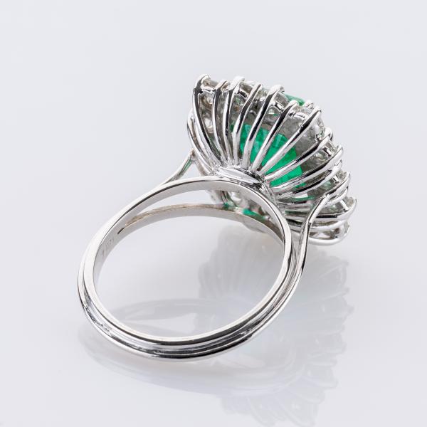 Ring aus 750er Weißgold mit 5 ct Smaragd und 1,4 ct Brillanten