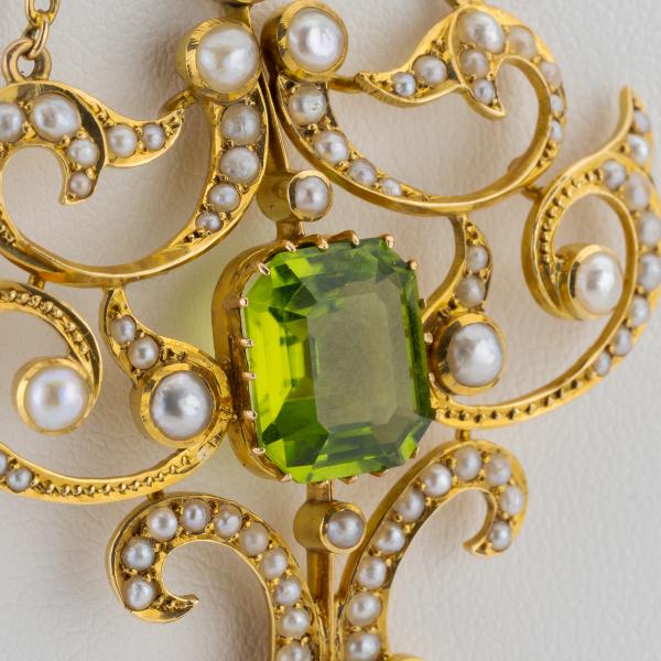 Anhänger aus 15 Karat Gelbgold mit Peridots und Saatperlen
