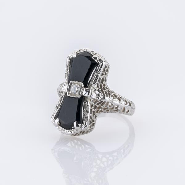 Ring aus 585er Weißgold mit Onyx und 0.05ct Diamant