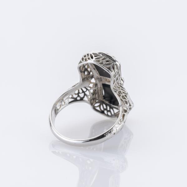 Ring aus 585er Weißgold mit Onyx und 0.05ct Diamant
