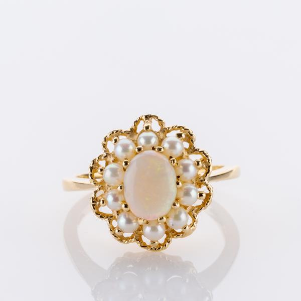 Ring aus 585er Gelbgold mit Opal und Perlen