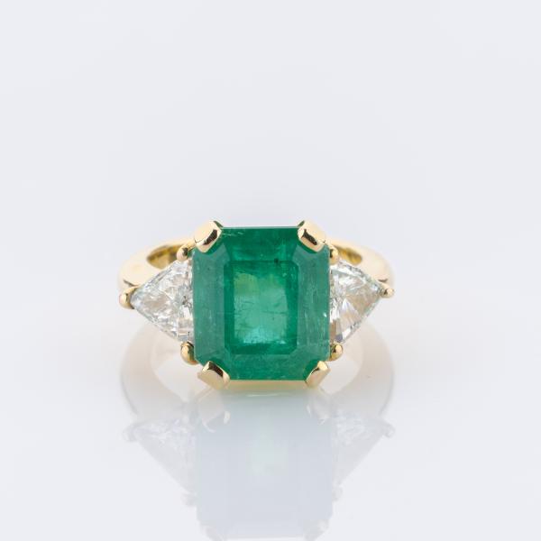 Ring aus 750er Gelbgold mit 5.63ct Smaragd und 1.20ct Diamanten