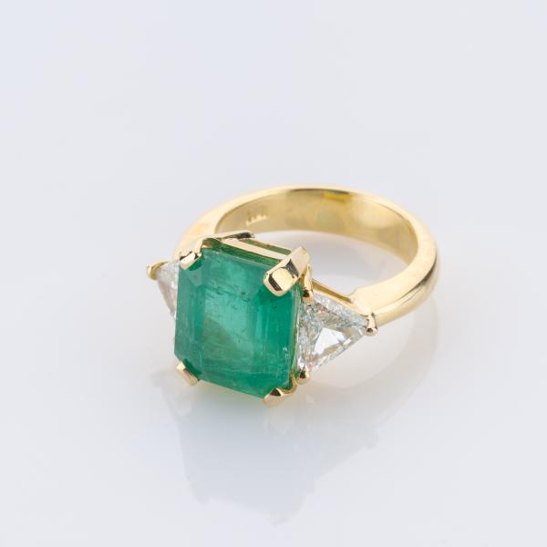 Ring aus 750er Gelbgold mit 5.63ct Smaragd und 1.20ct Diamanten
