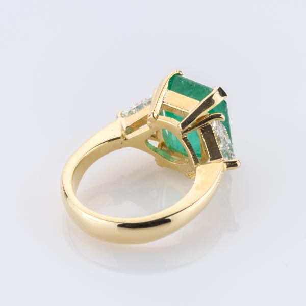 Ring aus 750er Gelbgold mit 5.63ct Smaragd und 1.20ct Diamanten