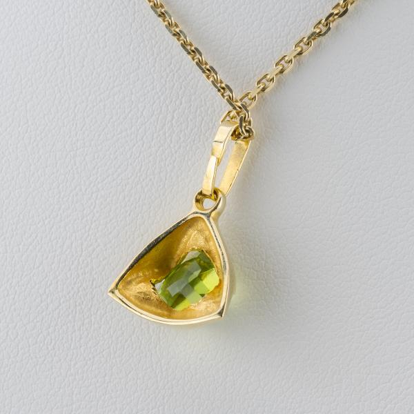 Anhänger aus 585er Gelbgold mit 1.50ct Peridot