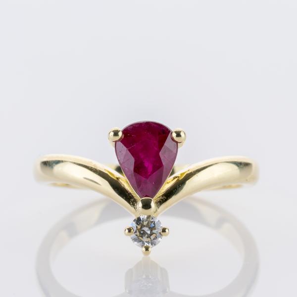 Cecilia Ring aus 585er Gelbgold mit 1.18 ct Rubin und 0.10 ct Brillant