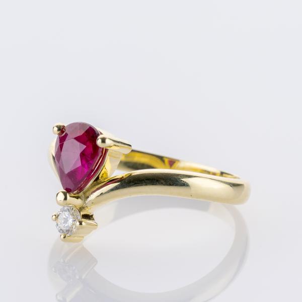 Cecilia Ring aus 585er Gelbgold mit 1.18 ct Rubin und 0.10 ct Brillant