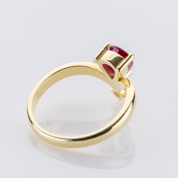 Cecilia Ring aus 585er Gelbgold mit 1.18 ct Rubin und 0.10 ct Brillant